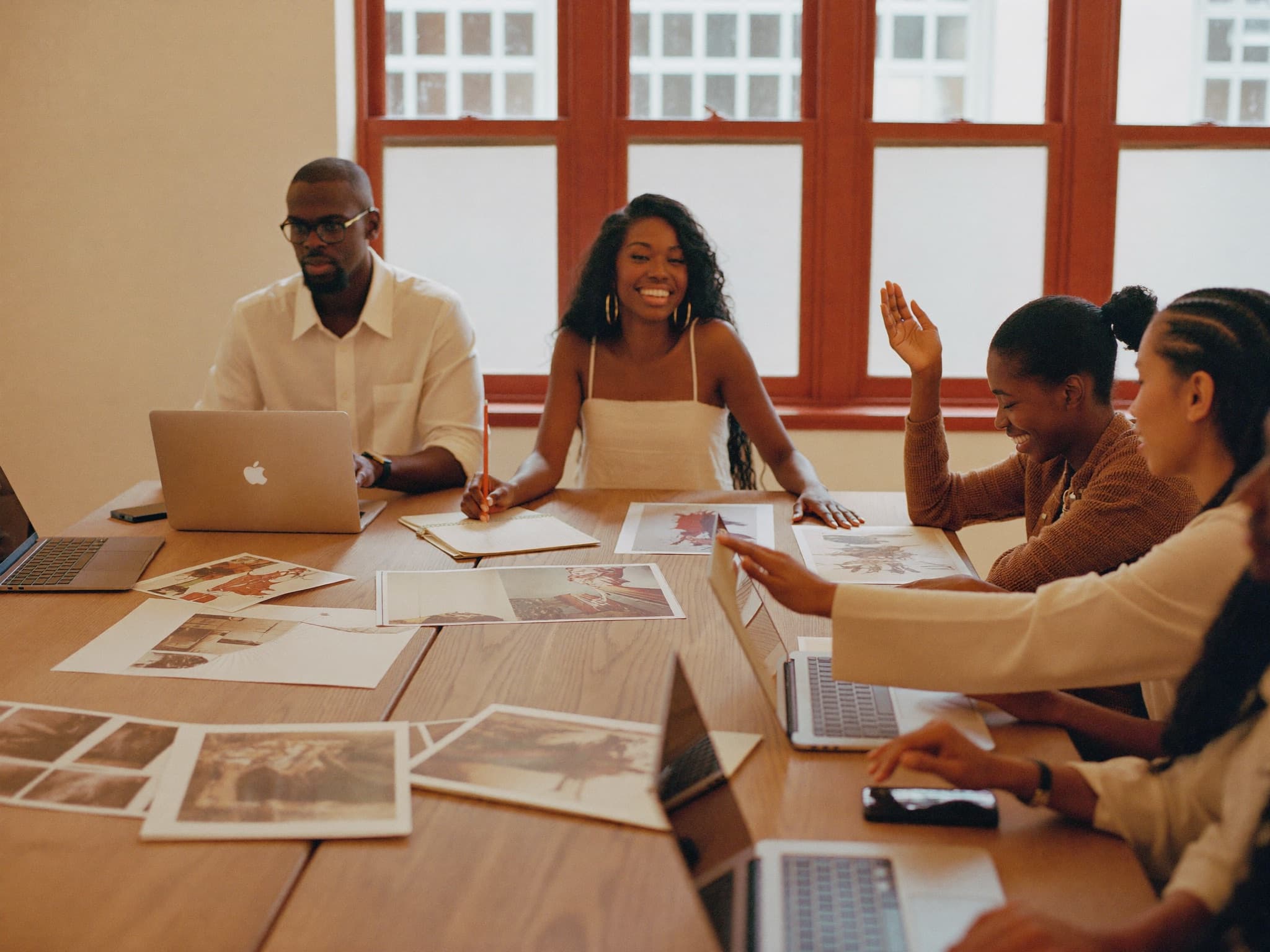 Une personne au travail entourée de ses créations faites avec l'IA
